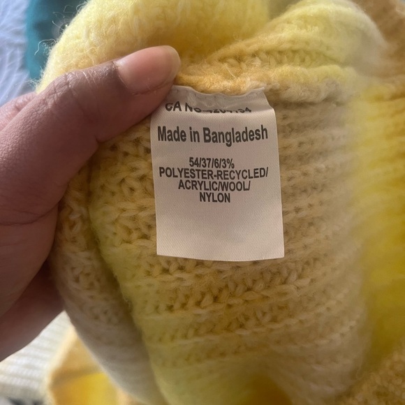 Vero Moda Y2K comfortable Yellow and Cream Striped Turtleneck Sweater. #Y2k - Picture 5 of 5